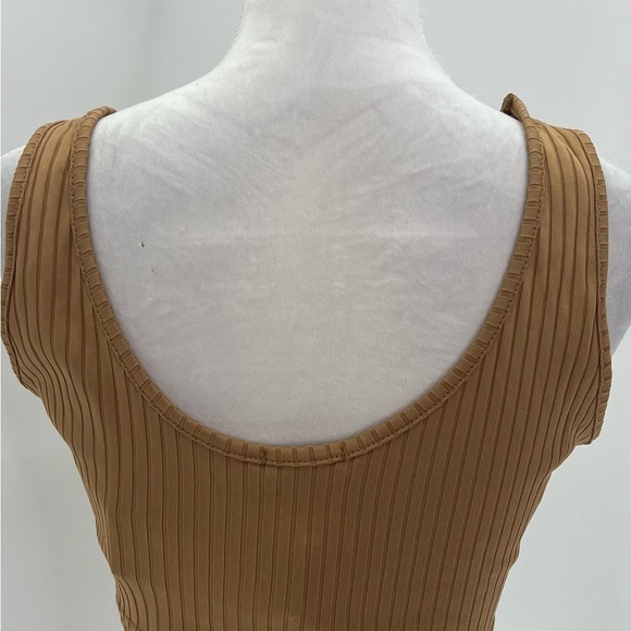 Boohoo Tan Ribbed Knit Scooped Cropped Tank Top Size 12 NWT - Picture 6 of 13
